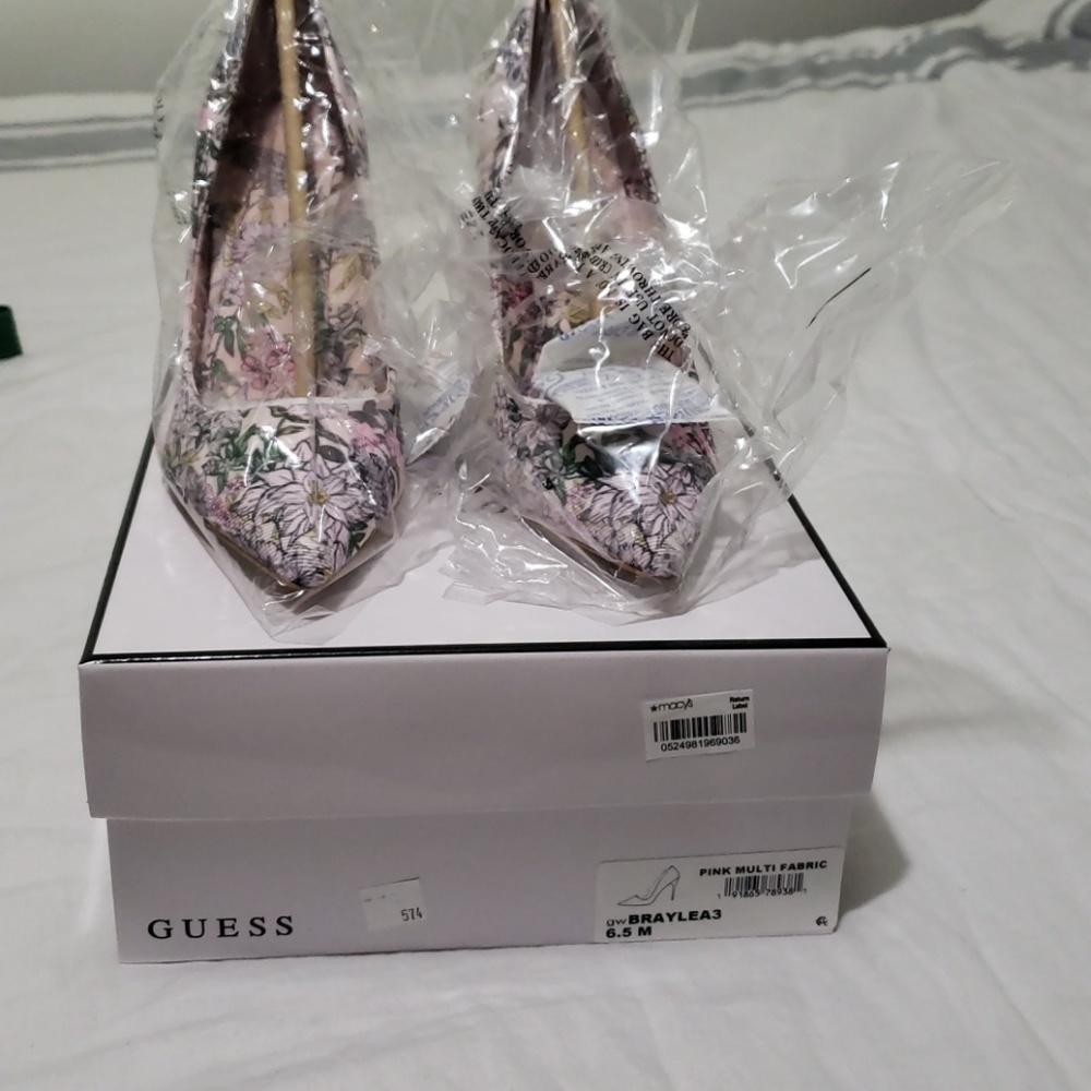 Guess pumps